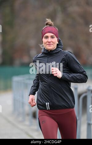 Lindau Am Bodenseee, Deutschland. 16th Dez 2021. Die Athletin Valeria kleiner joggt am Ufer des Bodensees. Kleiner spielte in der DFB-Auswahl, gewann Titel, spielte in der Frauen-Fußball-Bundesliga. Verletzungen verursachten eine Veränderung. Jetzt tritt sie als Triathletin an. (Zu 'Triathlon nach dem Fußball: Faszination und Härten einer professionellen Karriere von 2nd') Quelle: Felix Kästle/dpa/Alamy Live News Stockfoto