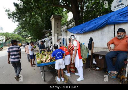Ein Kokosnussverkäufer an der Halasooru Road in Bangalore, Indien. Stockfoto