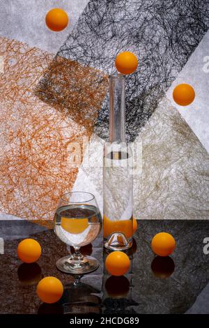 Stillleben mit Gläsern und Orangenkugeln Stockfoto