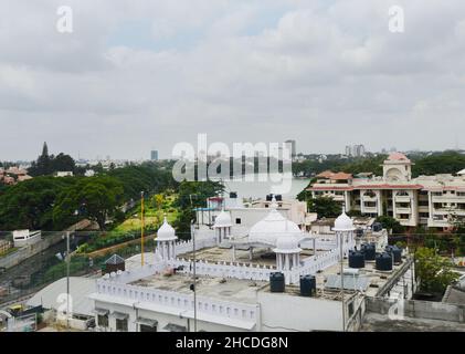 Ein Blick auf den Sahib Sri Guru Singh Sabha Sikh Tempel und den Ulsoor See in Bangalore, Indien. Stockfoto