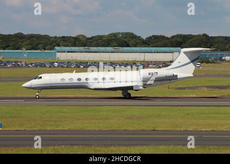 N34U, ein privat geführtes Gulfstream Aerospace G550, am Prestwick International Airport in Ayrshire, Schottland. Stockfoto