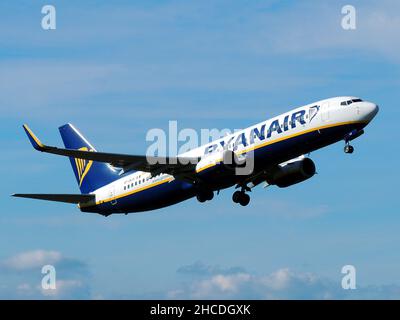 Ei-DLH, eine Boeing 737-8AS der Billigfluggesellschaft Ryanair, mit Abflug vom Prestwick International Airport in Ayrshire, Schottland. Stockfoto