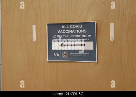 25. Februar 2021: Ein Schild weist auf den Ort der COVID-Impfung beim Veterans Affairs San Diego Healthcare System in La Jolla, Kalifornien, USA, 27. Dezember 2021 hin. Zuma PressRishi Deka (Bild: © Rishi DekaZUMA Press Wire) Stockfoto