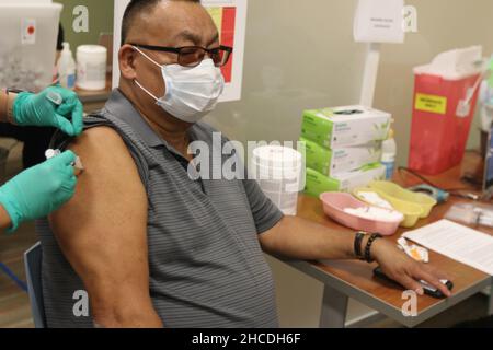 25. Februar 2021: Javiel Juarez Medina erhält den COVID-Impfstoff von der Krankenpflegestudentin Betzaira Solorio, rechts, beim Veterans Affairs San Diego Healthcare System in La Jolla, Kalifornien, USA, 27. Dezember 2021. Zuma PressRishi Deka (Bild: © Rishi DekaZUMA Press Wire) Stockfoto