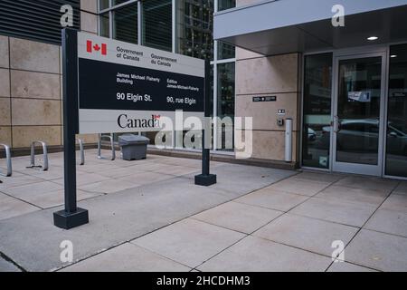 Ottawa, Ontario, Kanada - 14. November 2021: Eine Regierung Kanadas unterzeichnet am James Michael Flaherty Gebäude, in dem sich das Finanzministerium befindet. Stockfoto