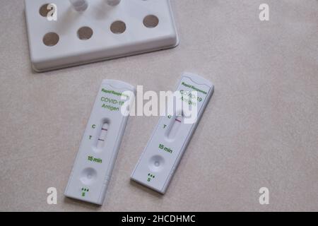 Ottawa, Ontario, Kanada - 25. Dezember 2021: Zwei abgeschlossene COVID-19-Antigentests zeigen positive und negative Ergebnisse. Stockfoto