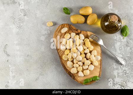 Flache Laie mit hausgemachten italienischen Gnocchi aus Kartoffeln, Weizenmehlteig, Eiern. Stockfoto