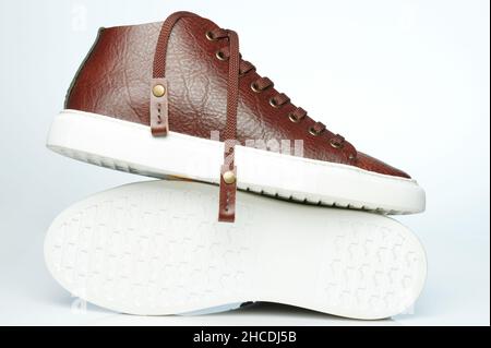 Weiße Gummisohle mit braunen Leder-Sneakers isoliert Stockfoto