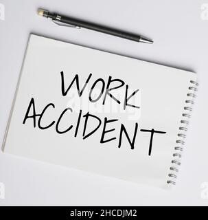 Hand schreiben Zeichen Arbeit Unfall. Business Schaufenster Fehler Verletzung passiert in der Job Place erste verletzt auffällig Schulbüro Zubehör, Lehre Stockfoto