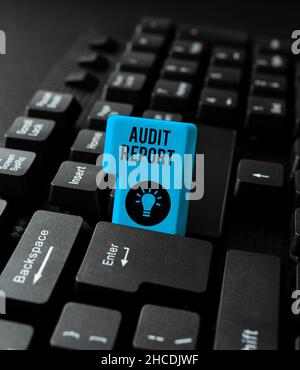 Text, der den Prüfungsbericht zur Inspiration anzeigt. Konzept, das eine Bewertung des vollständigen finanziellen Status eines Geschäftsvermögens bedeutet Einrichten eines neuen Online-Blogs Stockfoto