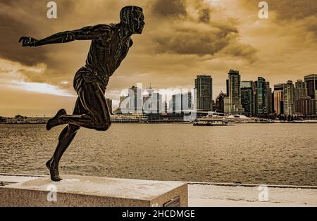 Bronzestatue im Stanley Park des Laufmanns Harry Jerome in der Skyline von Vancouver im Hintergrund Stockfoto