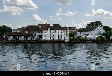 Marlow, Großbritannien - 19. Juli 2021: Blick auf das Compleat Angler Hotel am Ufer der Themse in Marlow, Buckinghamshire an einem sonnigen Sommertag. Stockfoto