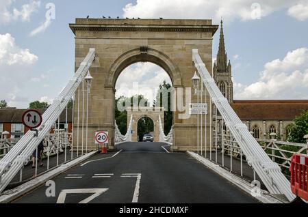 Marlow, Großbritannien - 19. Juli 2021: Blick entlang der beeindruckenden Hängebrücke in Marlow, Buckinghamshire an einem sonnigen Sommernachmittag. Das bri Stockfoto