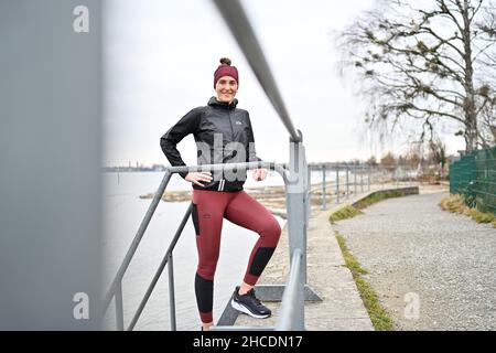 Lindau Am Bodenseee, Deutschland. 16th Dez 2021. Die Sportlerin Valeria kleiner steht am Ufer des Bodensees. Kleiner spielte in der DFB-Auswahl, gewann Titel, spielte in der Frauen-Fußball-Bundesliga. Verletzungen verursachten eine Veränderung. Jetzt beginnt sie als Triathletin. Quelle: Felix Kästle/dpa/Alamy Live News Stockfoto