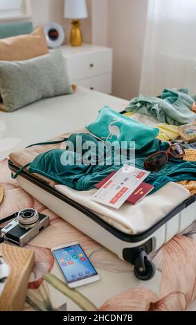 Offener Frauenkoffer für den Urlaub vorbereitet Stockfoto