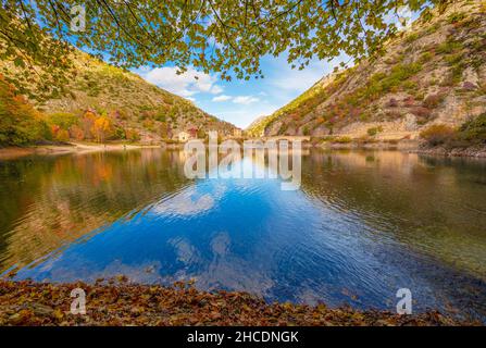 Villalago (Abruzzen, Italien) - Ein Blick auf das mittelalterliche Dorf in der Provinz L'Aquila, in den Schluchten des Schützen, mit Lago San Domenico See, am Laub Stockfoto