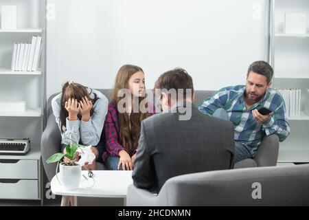 Familie bei der Psychologie-Sitzung. Psychologe geben Familientherapie für Papa Mutter und Tochter Mädchen, Psychologie. Stockfoto