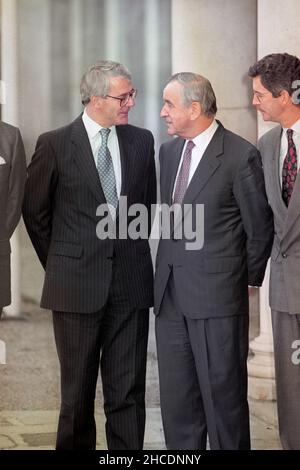 File Photo vom 03/12/93 des damaligen Premierministers John Major Meeting, dann irische Premiere Albert Reynolds vor Dublin Castle vor der anglo-irischen Konferenz. Irische und britische Spitzenpolitiker sprachen bei einem Abendessen in der Downing Street im Februar 1992 davon, wie die Europäische Union zum Friedensprozess in Nordirland beitragen würde, wo die Europäische Gemeinschaft, der Vorläufer der EU, von beiden Seiten dafür gepriesen wurde, dass sie die beiden Regierungen einander näher gebracht hat. Nach den neu veröffentlichten Dokumenten des Nationalarchivs. Ausgabedatum: Dienstag, 28. Dezember 2021. Stockfoto