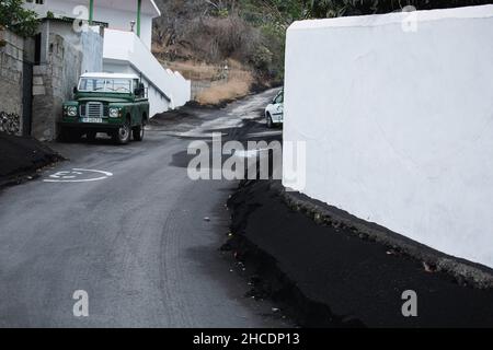 Vulkanische Asche auf den Straßen in städtischer Umgebung nach einem Ausbruch. Asche und Schlacke, feste Lava der postapokalyptischen Vulkanlandschaft Stockfoto