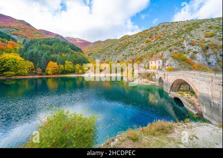 Villalago (Abruzzen, Italien) - Ein Blick auf das mittelalterliche Dorf in der Provinz L'Aquila, in den Schluchten des Schützen, mit Lago San Domenico See, am Laub Stockfoto