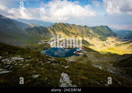 Luftaufnahme des Balea-Sees und eines Teils der Transfagarasan-Straße. Foto aufgenommen am 31st. Dezember 2020, Kreis Sibiu, Rumänien. Stockfoto