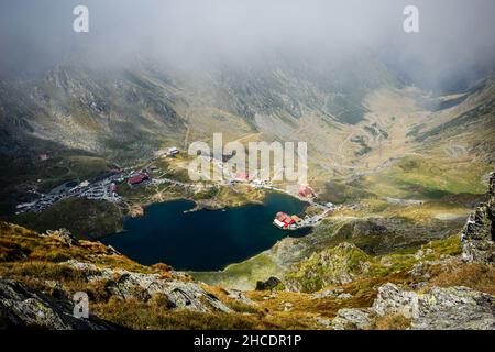 Luftaufnahme des Balea-Sees und eines Teils der Transfagarasan-Straße. Foto aufgenommen am 31st. Dezember 2020, Kreis Sibiu, Rumänien. Stockfoto