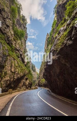 Straße durch die Schluchten von Bicaz an einem schönen Sommertag gesehen. Foto aufgenommen am 20th. August 2020 in den Karpaten, Rumänien. Stockfoto