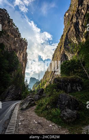 Straße durch die Schluchten von Bicaz an einem schönen Sommertag gesehen. Foto aufgenommen am 20th. August 2020 in den Karpaten, Rumänien. Stockfoto