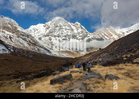 Annapurna, Nepal - 09. November 2018: Touristen auf dem Weg zum Annapurna Basislager, Himalaya, Nepal. Stockfoto