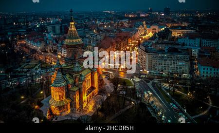 Luftaufnahme des Stadtzentrums von Timisoara mit Weihnachtsbeleuchtung und der orthodoxen Metropolitan Cathedral. Das Foto wurde am 26th. Dezember 2021 in Timi aufgenommen Stockfoto