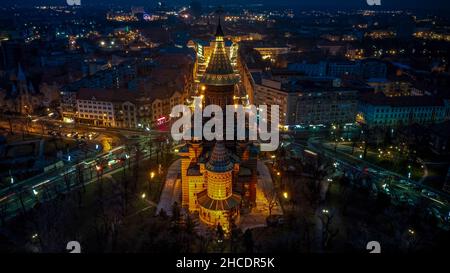 Luftaufnahme des Stadtzentrums von Timisoara mit Weihnachtsbeleuchtung und der orthodoxen Metropolitan Cathedral. Das Foto wurde am 26th. Dezember 2021 in Timi aufgenommen Stockfoto