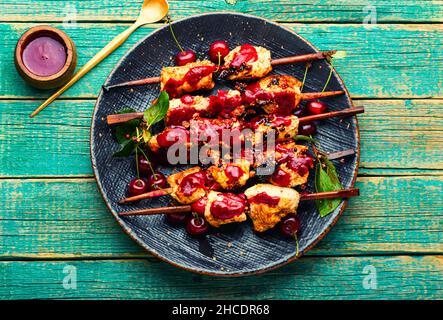 Appetitliches Fleisch, Grill. Köstliche frittierte Kebabs auf Spiessen. Stockfoto