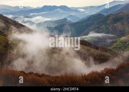 Mit Blick auf die Dumesti-Hügel, die von Nebel und Nebel umgeben sind, vor einem malerischen Hintergrund. Foto aufgenommen am 30th. April 2021 im alten Dorf Dumes Stockfoto