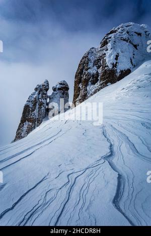 Atemberaubende gefrorene Landschaft während eines harten Winters in Ciucas Mountain. Foto aufgenommen am 14th. Februar 2021 in Ciucas-Massiv, Siebenbürgen, Rumänien. Stockfoto