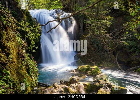 Der Wasserfall La Vaioaga, einer von vielen Kaskaden, die beim Trekking im Nationalpark Cheile Nerei-Beusnita anzutreffen sind. Foto aufgenommen am 24th. April 2021 C Stockfoto