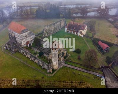 Drohnenansicht des halb ruinierten Karta-Klosters während eines nebligen, winterlichen Morgens. Foto aufgenommen am 21st. November 2021 in Carta Dorf, Sibiu County, TR Stockfoto