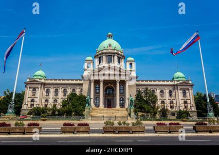 Das Haus der Nationalversammlung der Republik Serbien während des Tages. Das Foto wurde am 25th. Juli 2021 im Stadtzentrum von Belgrad, Serbien, aufgenommen. Stockfoto