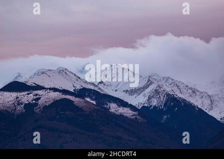Die Fagaras Berge vor einem rosa Morgenhimmel. Foto aufgenommen am 29th. Dezember 2020, Fagaras-Gebirge, Südkarpaten, Rumänien. Stockfoto