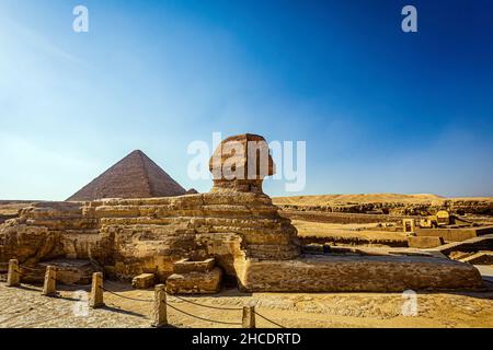 Die große Sphinx von Gizeh bei Tageslicht. Foto aufgenommen am 19th. Juni 2021, auf dem Gizeh Plateau, Kairo, Ägypten. Stockfoto