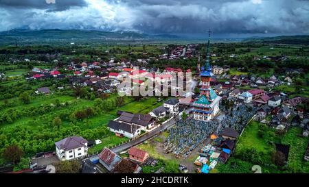 Luftaufnahme des Merry Cemetery von Sapanta und seiner Kapelle. Foto aufgenommen am 14th. Mai 2021 Sapanta Dorf, Landkreis Maramures, Rumänien. Stockfoto