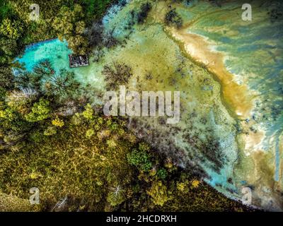 Der giftige Abfall, der aus dem Kupfer- und Goldbergbau im künstlichen Geamana-See verschüttet wird. Abstrakte Luftaufnahme, aufgenommen am 17th. November 2021 in Geam Stockfoto