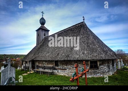 Eine Holzkirche aus dem 18th. Jahrhundert in einem kleinen mittelalterlichen Dorf namens Romanesti. Foto aufgenommen am 17th. April 2021 in Romanesti, Timis County, Roma Stockfoto