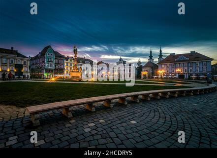 Union Square und seine alte barocke façade in der morgendlichen blauen Stunde. Foto aufgenommen am 4th. Dezember 2021 in Timisoara, Kreis Timis, Rumänien. Stockfoto