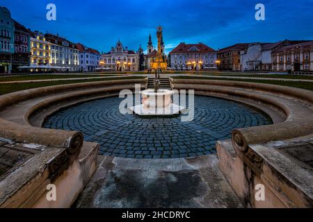 Union Square und seine alte barocke façade in der morgendlichen blauen Stunde. Foto aufgenommen am 5th. Dezember 2021 in Timisoara, Kreis Timis, Rumänien. Stockfoto