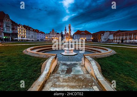 Union Square und seine alte barocke façade in der morgendlichen blauen Stunde. Foto aufgenommen am 5th. Dezember 2021 in Timisoara, Kreis Timis, Rumänien. Stockfoto