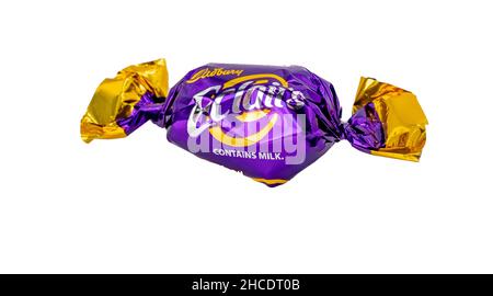 Norwich, Norfolk, Großbritannien – Dezember 2021. Nahaufnahme eines Cadbury Éclair Schokoladensüßen, der isoliert auf einem schlichten weißen Hintergrund ausgeschnitten wurde. Dies ist nur ein Typ Stockfoto