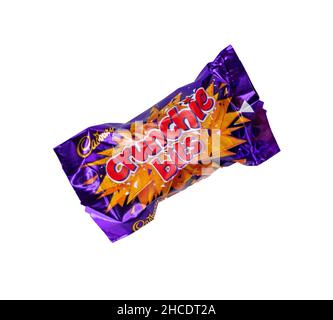 Norwich, Norfolk, Großbritannien – Dezember 2021. Nahaufnahme eines Cadbury Crunchy Bits Schokoladenriegel, isoliert auf einem schlichten weißen Hintergrund geschnitten. Dies ist nur einer Stockfoto