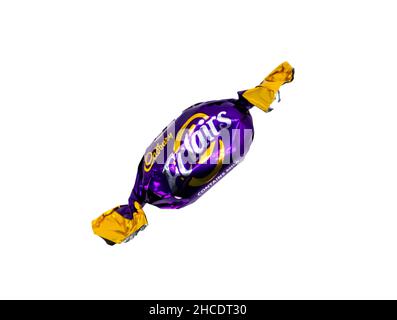 Norwich, Norfolk, Großbritannien – Dezember 2021. Nahaufnahme eines Cadbury Éclair Schokoladensüßen, der isoliert auf einem schlichten weißen Hintergrund ausgeschnitten wurde. Dies ist nur ein Typ Stockfoto