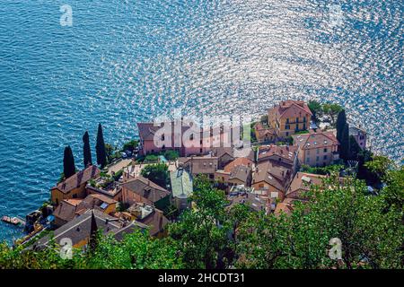 Luftaufnahme von Varenna am Comer See. Das Foto wurde am 21st. August 2021 in Varenna comune, Provinz Lecco, Lombardei, Italien aufgenommen. Stockfoto