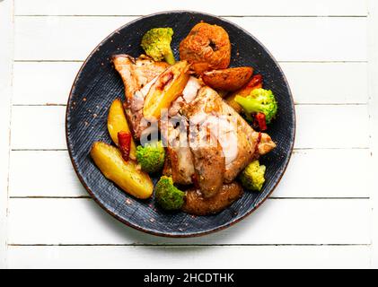 Gegrilltes Hähnchenfleisch in Gemüse und Obst. Gebratenes Fleisch. Stockfoto